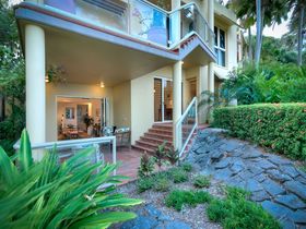 Hill 5 apartment Luxury Holiday Accommodation Port Douglas courtyard