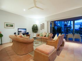 Hill 5 apartment Luxury Holiday Accommodation Port Douglas living 