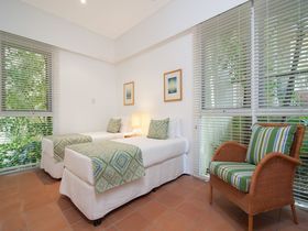 Hill 5 apartment Luxury Holiday Accommodation Port Douglas twin room garden views