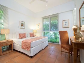 Hill 5 apartment Luxury Holiday Accommodation Port Douglas king bedroom garden views