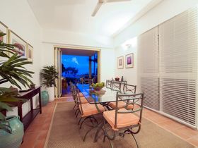 Hill 5 apartment Luxury Holiday Accommodation Port Douglas dining with a view