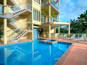 Hill 5 apartment Luxury Holiday Accommodation Port Douglas pool