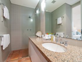 Hill 5 apartment Luxury Holiday Accommodation Port Douglas bathroom