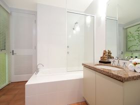 Hill 5 apartment Luxury Holiday Accommodation Port Douglas bathroom