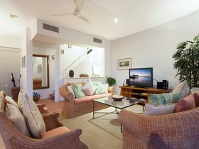 Hill 5 apartment Luxury Holiday Accommodation Port Douglas TV lounge