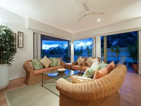 Hill 5 apartment Luxury Holiday Accommodation Port Douglas living with views